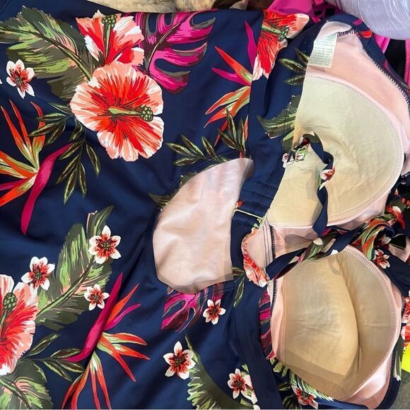 Kona sol floral one piece crisscrossed back straps - Picture 4 of 5